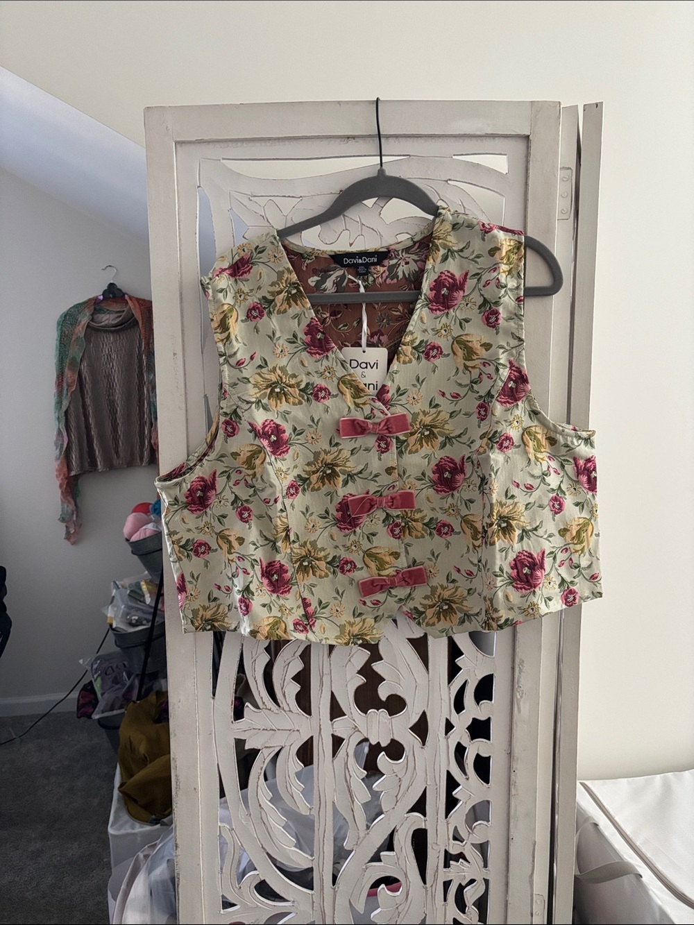 DAVI & DANI Cream Floral Cropped Vest with Pink Rose Print